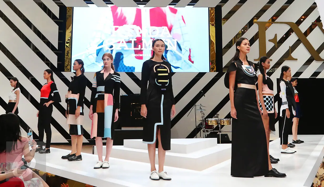 Model membawakan busana koleksi Rinda Salmun saat penutup Fashion Nation Tenth Edition (FNX) di Senayan City, Jakarta, Sabtu (23/4).Rinda Salmun hadir memberikan nuansa girly dengan warna-warna ceria. (Liputan6.com/Angga Yuniar)