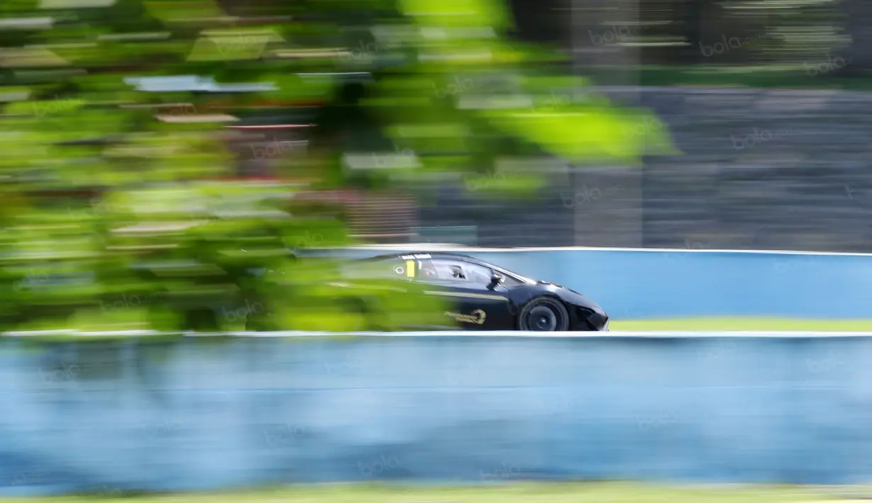 Mobil Lamborghini yang dikemudikan Sean Gelael melaju kencang pada track lurus saat ajang Taxi Ride di Sentul, Jakarta, Selasa (2/8/2016). (Bola.com/Nicklas Hanoatubun)