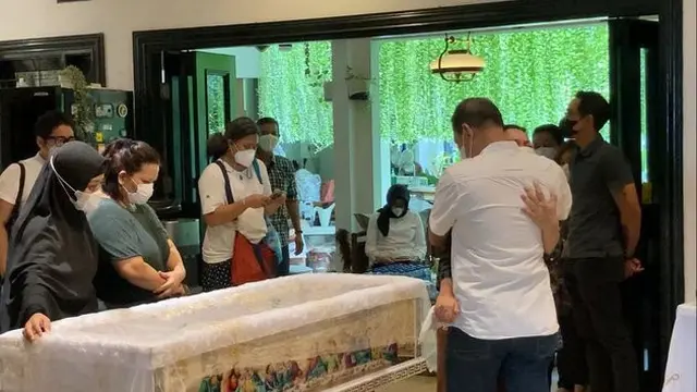 7 Potret Suasana Duka di Rumah Nurul Arifin, Diwarnai Isak Tangis Keluarga
