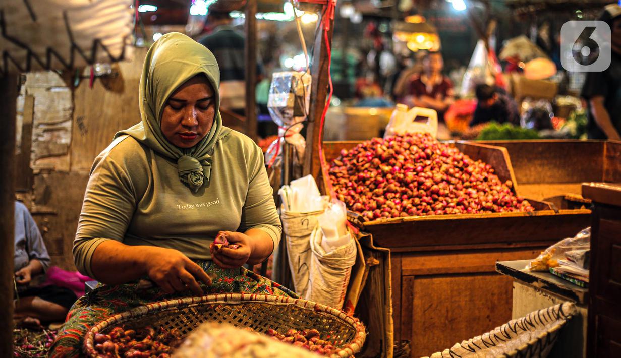 Pedagang merapikan bawang di Pasar Induk Kramat Jati, Jakarta, Kamis (29/12/2022). Badan Usaha Milik Daerah (BUMD) Provinsi DKI Jakarta, Perumda Pasar Jaya, memfokuskan kegiatan revitalisasi pada tahun 2023. (Liputan6.com/Faizal Fanani)