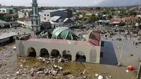Sesaat setelah bencana tsunami melanda Kota Palu (AP/Tatan Syuflana)