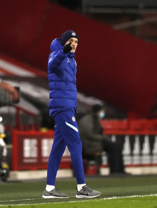 Pelatih Chelsea, Thomas Tuchel  menginstruksikan pemainnya saat bertanding melawan Sheffield United pada pertandingan lanjutan Liga Inggris di stadion Bramall Lane, Inggris, Senin (8/2/2021). Chelsea kini mengumpulkan 39 poin dari 23 pertandingan. (Lee Smith/ Pool via AP)