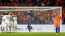 Para pemain Yunani merayakan kemenangan usai mengalahkan tuan rumah Belanda 2-1 pada laga persahabatan di Stadion Philips, Eindhoven, (2/9/2016) dini hari WIB. (AFP/ANP/Koen van Weel/Netherlands OUT)