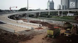 Suasana pembangunan proyek Tol Depok - Antasari (Desari) di kawasan Cilandak, Jakarta, Kamis (19/4). Tol Desari merupakan salah satu proyek prioritas nasional dan ditargetkan dapat beroperasi pada tahun 2018 ini. (Liputan6.com/Faizal Fanani)