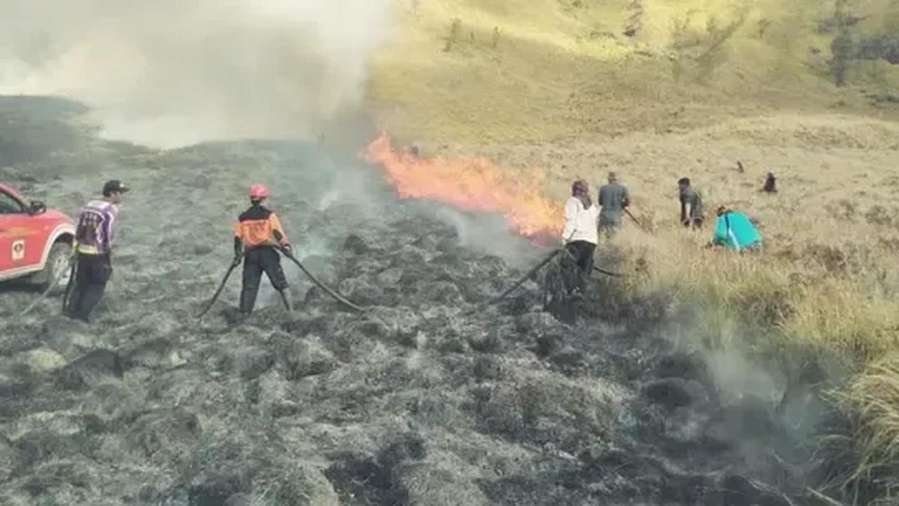 Suhu panas dan kering, serta angin kencang di kawasan Gunung Bromo berpotensi memunculkan titik api kembali.&nbsp;
