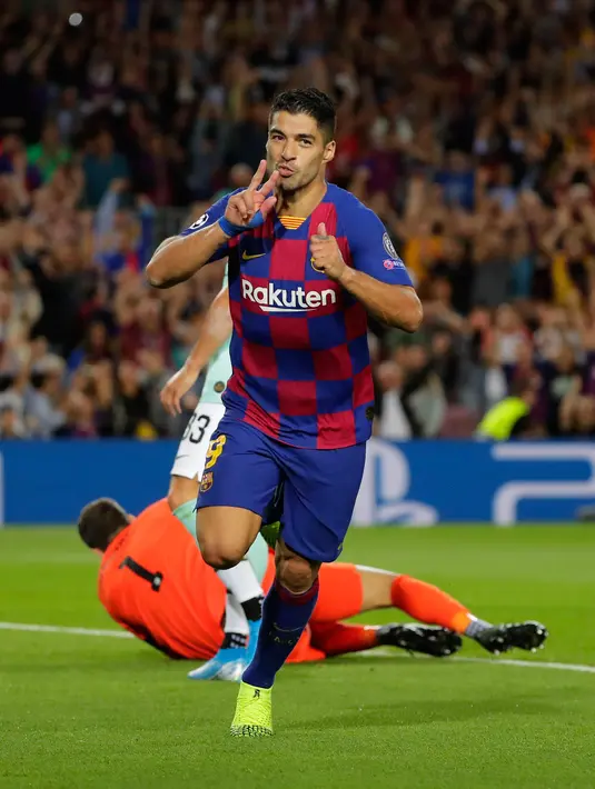 Pemain Barcelona Luis Suarez melakukan selebrasi setelah mencetak gol ke gawang Inter Milan pada lanjutan Liga Champions di Stadion Camp Nou, Barcelona, Spanyol, Rabu (2/10/2019). Barcelona menang 2-1 lewat gol Luis Suarez. (AP Photo/Emilio Morenatti)