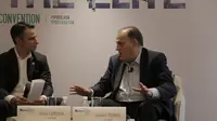 Presiden La Liga, Javier Tebas (kanan), berbicara pada event SPORTELAsia 2018, di Hotel Shangri-La, Singapura, Rabu (14/3/2018).  (Bola.comRizki Hidayat)
