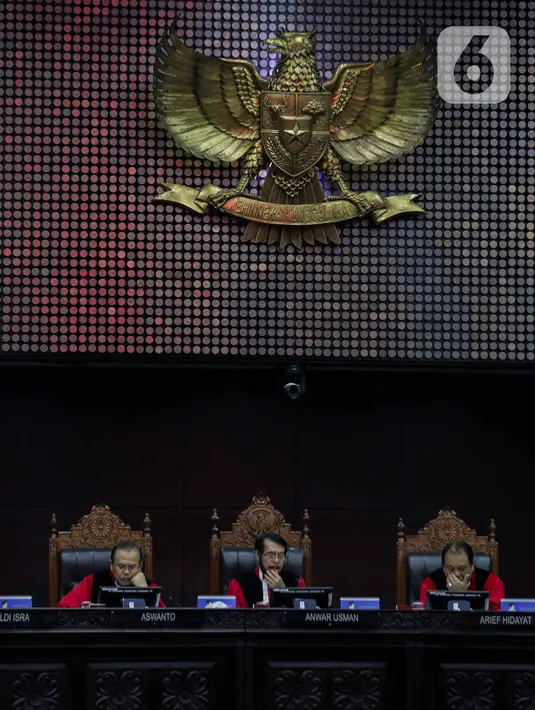 Ketua Hakim MK Anwar Usman (tengah) memimpin sidang putusan gugatan aturan umur kepala daerah di UU Pilkada di Mahkamah Konstitusi, Jakarta, Rabu (11/12/2019). MK menolak permohonan politikus PSI terkait batas minimal usia calon kepala daerah. (Liputan6.com/Faizal Fanani)
