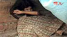 Akibat himpitan kemiskinan, seorang ibu dan anaknya di Ponorogo, Jawa Timur, menderita gangguan jiwa. Sang bahkan anak terpaksa dirantai, karena sering marah dan dianggap membahayakan.