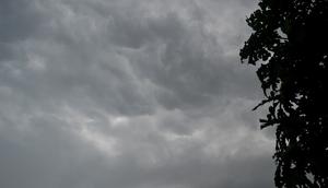 Awan tebal menjelang hujan lebat disertai angin kencang atau cuaca ekstrem. (Foto: Liputan6.com/Muhamad Ridlo)