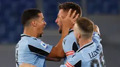 Gelandang Lazio, Sergej Milinkovic-Savic (tengah) berselebrasi dengan rekannya Luiz Felipe dan Manuel Lazzari usai mencetak gol ke gawang Cagliari pada pertandingan lanjutan Liga Serie A Italia di Stadion Olimpiade Roma, di Roma, Italia, Kamis, (23/7/2020). Lazio menang 2-1 atas Cagliari. (AP Photo/