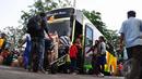 Para pemudik bersiap menaiki bus yang akan memberangkatkan mereka ke kampung halaman (Liputan6.com/Faizal Fanani)
