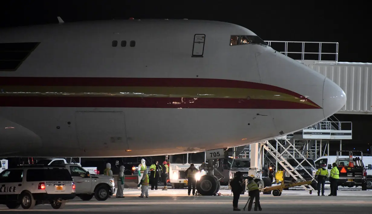 Pesawat yang mengangkut warga dan diplomat Amerika Serikat (AS) tiba di Ted Stevens Anchorage International Airport, Alaska, Selasa (28/1/2020). AS menyewa pesawat untuk mengevakuasi 240 warga dan diplomatnya dari Wuhan sehubungan dengan wabah virus corona. (Lance King/Getty Images/AFP)