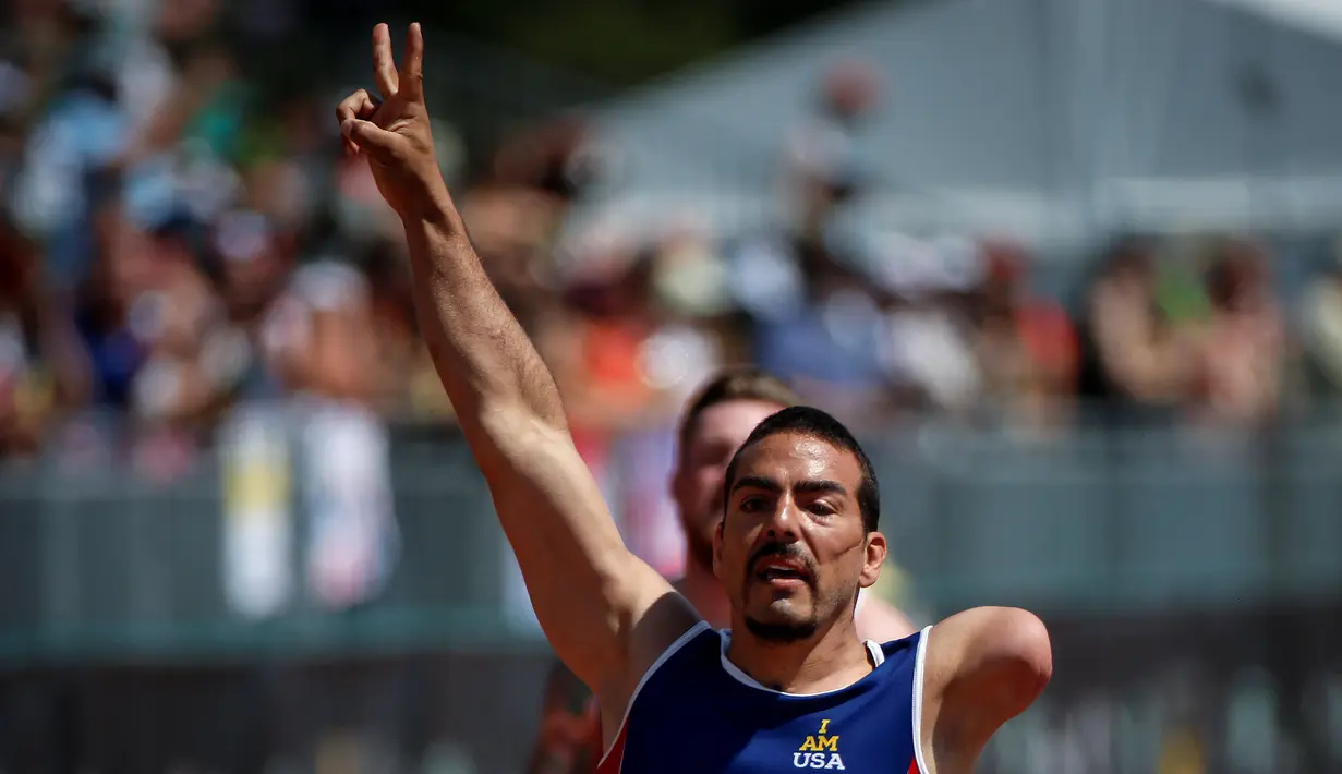 Selebrasi Michael Kacer dari AS melintasi garis finish saat mengikuti di Olimpiade Invictus di Orlando, Florida, AS, AS (10/5). (REUTERS / Carlo Allegri)
