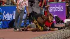 Pelari yang mengumumkan diri akan mundur dari dunia atletik setelah Olimpiade London 2017 ini segera bangkit dan tak marah terhadap ulah kameraman yang menabraknya.