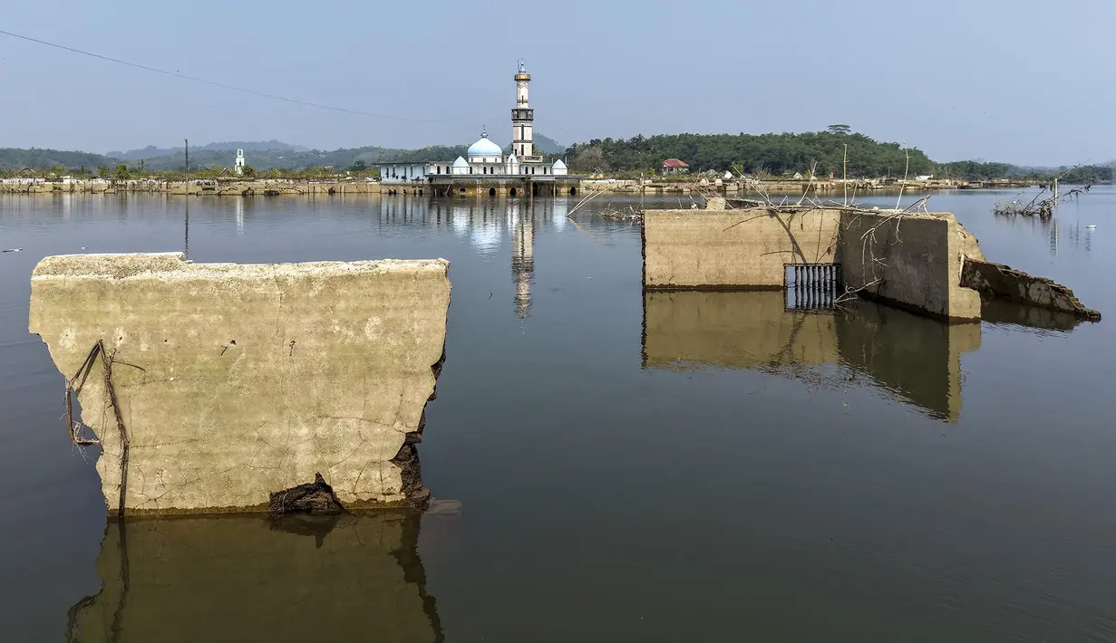 Bangunan mesijd dan puing-puing bangunan rumah yang kembali muncul di kawasan Bendungan Karian yang mengering di Kampung Somang, Lebak, Banten, Kamis (30/7/2026). (AFP/ Bay Ismoyo)