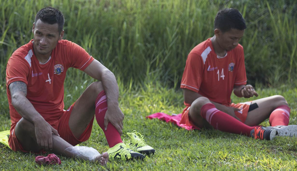 Pemain Persija, Raphael Maitimo dan Ismed Sofyan menepi karena cedera saat berlatih jelang babak 8 besar Piala Jenderal Sudirman di Lapangan Sawangan, Depok, Jawa Barat, Senin (7/12/2015). (Bola.com/Vitalis Yogi Trisna) 
