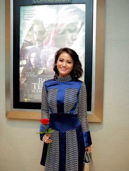 Setelah menempuh perjuangan selama proses pembuatan film ‘Bulan Terbelah di Langit Amerika’, Acha Septriasa pun terharu melihat hasilnya. Film ini sendiri dijadwalkan tayang di bioskop pada 17 Desember 2015. (Andy Masela/Bintang.com)