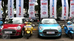 Barisan hadiah berupa 40 MINI Cooper dan 765 Vespa saat acara Launching Panin Super Bonanza 2016 di Jakarta, Selasa (1/3). Jumlah pemenang mencapai 806 orang untuk Panin Super Bonanza 2016. (Liputan6.com/Angga Yuniar)