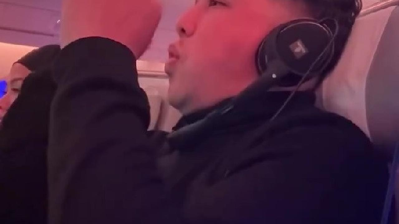 Momen Donne Maula Tetap Nonton MU Meski di Dalam Pesawat, Tak Bisa Teriak Sesuka Hati