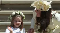 (Foto: Getty Images via Town and Country Mag) Putri charlotte bersama dengan sang ibvu, kate Middleton dalam acara pernikahan Pangeran Harry dan Meghan Markle, di Gerja St. George, Windsor.