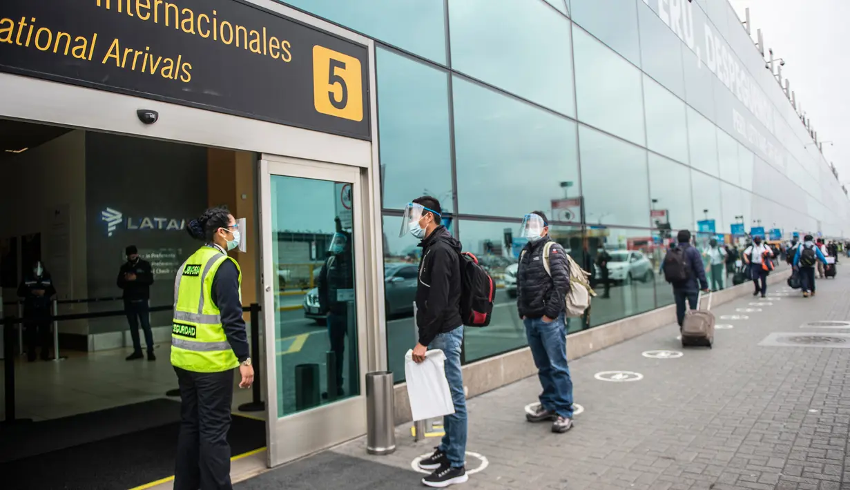 Penumpang antre memasuki Bandara Internasional Jorge Chavez di Callao, Peru, Senin (5/10/2020). Setelah penerbangan internasional dihentikan pada Maret karena COVID-19, Peru melanjutkan penerbangan ke Kolombia, Ekuador, Panama, Paraguay, Uruguay, Bolivia, dan Chili. (ERNESTO BENAVIDES/AFP)