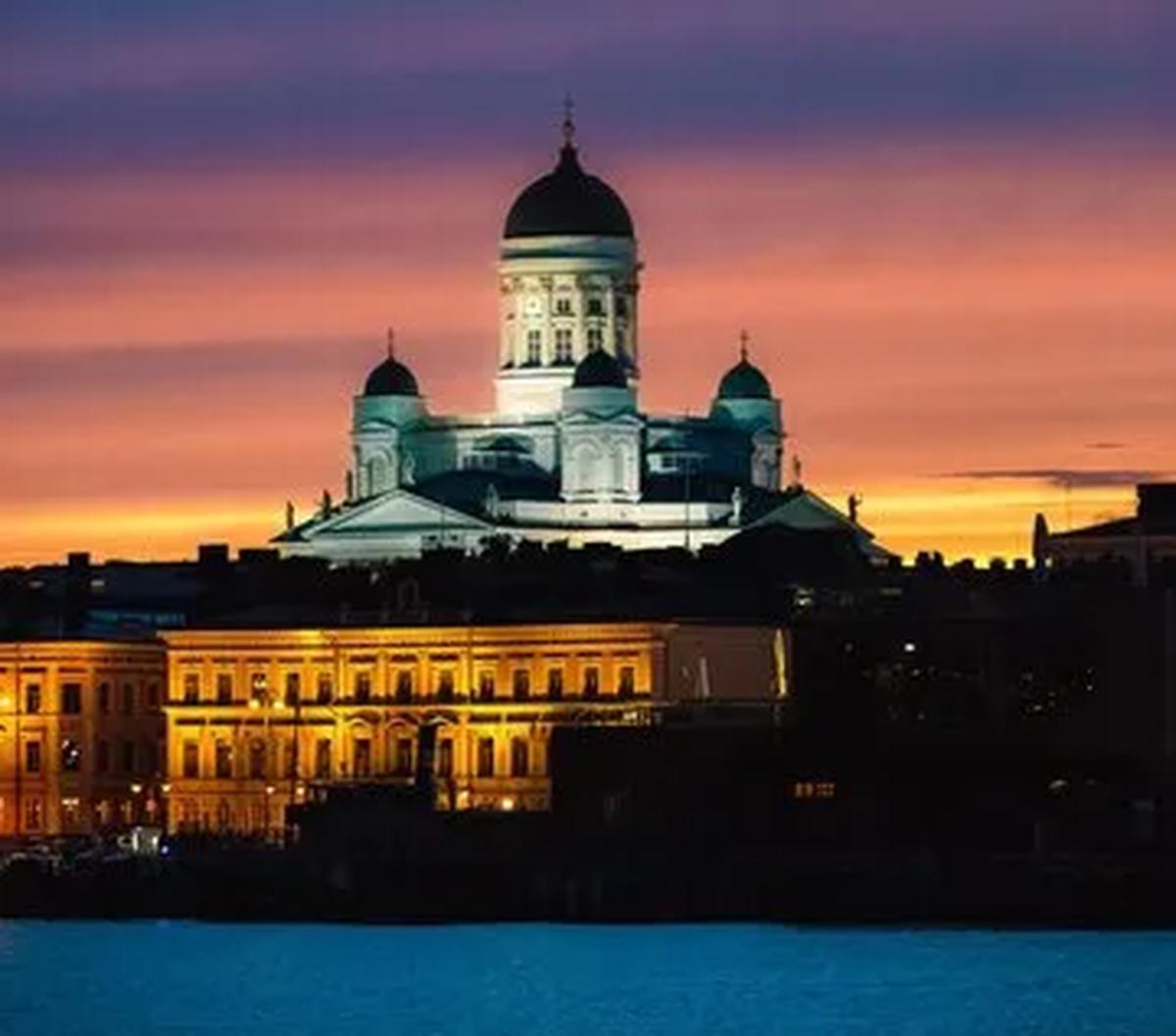Gangguan Affektif Musiman, yang dipicu oleh iklim keras Finlandia, terutama selama musim dingin yang panjang dan gelap, turut berkontribusi pada masalah kesehatan mental ini.&nbsp;