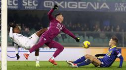Kiper Hellas Verona, Lorenzo Montipo berusaha menghalau bola tendangan pemain AC Milan, Samuel Chukwueze pada laga lanjutan Liga Italia 2024/2025 di Marcantonio Bentegodi, Verona, Italia, Sabtu (21/12/2024) dini hari WIB. (AP Photo/LaPresse/Paola Garbuio)