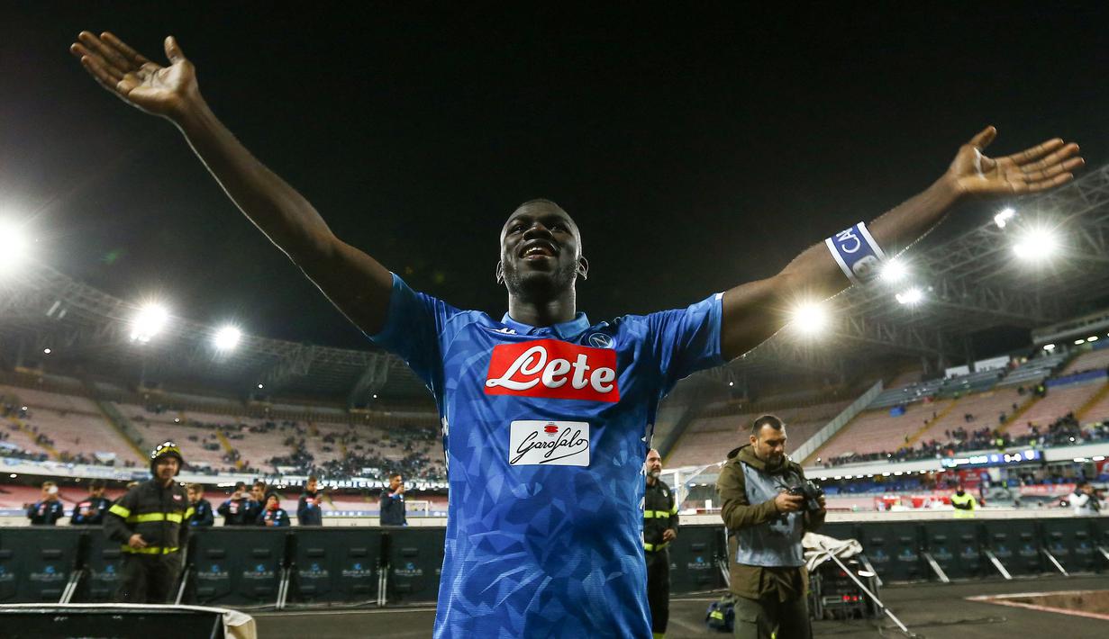 Kalidou Koulibaly menjadi target utama yang gagal mendarat ke Manchester City pada bursa transfer musim panas tahun 2020 lalu. The Citizen kemudian berpindah target ke Ruben Dias, yang berhasil dinobatkan sebagai pemain terbaik Liga Inggris musim 2020/2021. (Foto: AFP/Carlo Hermann)