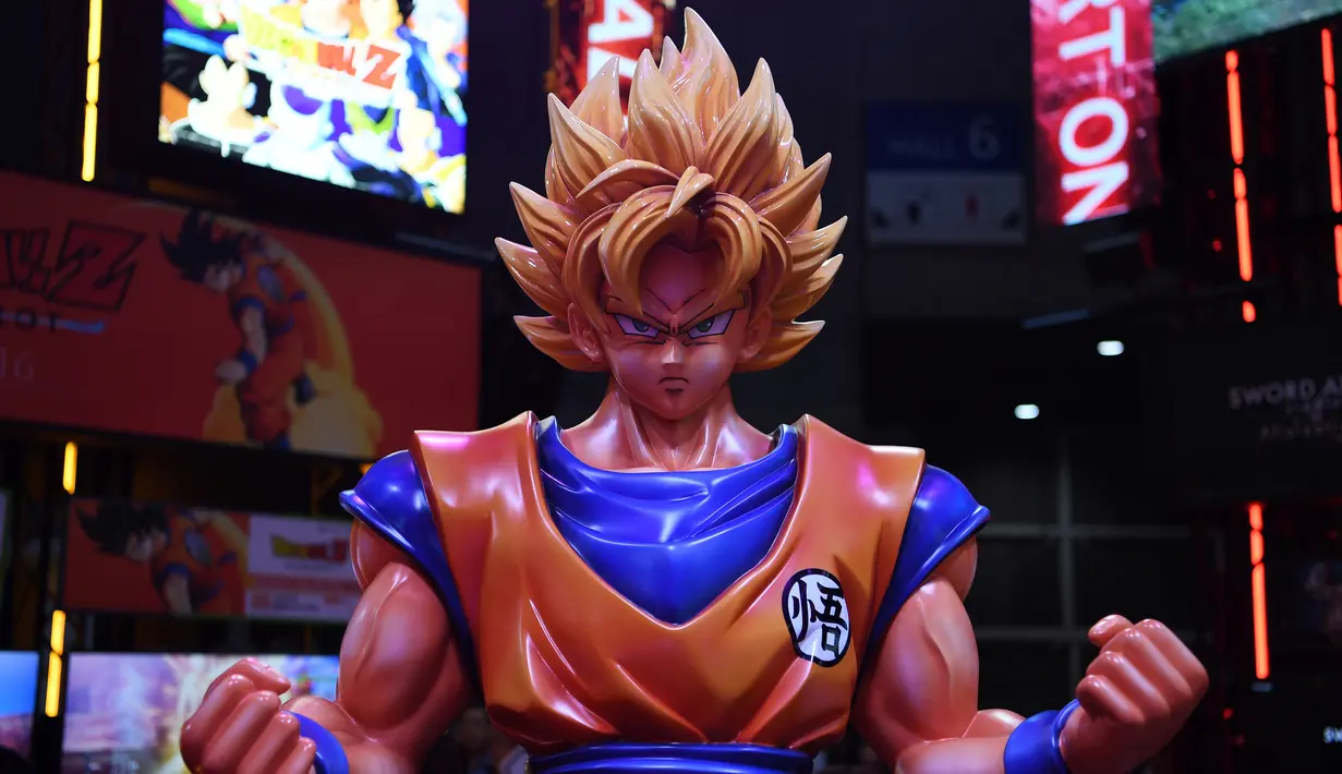 Karakter Dragon Ball Z Son Guoku terlihat di stan promosi untuk video game "Dragon Ball Z: Kakarot" selama Tokyo Game Show di Makuhari, Prefektur Chiba (12/9/2019). (AFP Photo/Charly Triballeau)