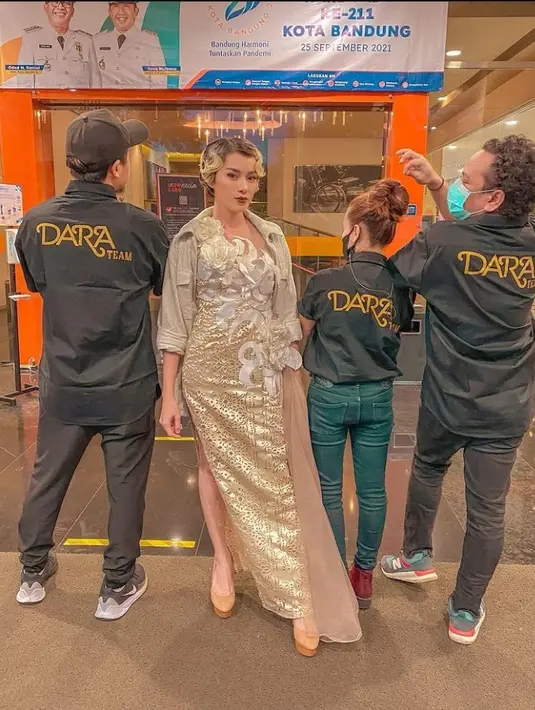 6 Potret Terbaru Dara The Virgin Pamer Rambut Pirang, Banjir Pujian  (Sumber: Instagram/darathevirgin)