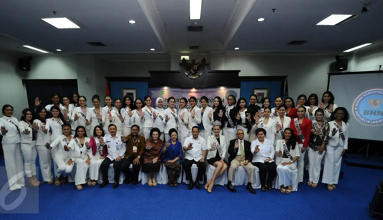 Kepala BNN, Budi Waseso berfoto bersama finalis Puteri Indonesia 2017 usai memberikan  pembekalan anti narkotika di Jakarta, Senin (27/3). BNN memberikan pembekalan anti narkotika kepada  38 finalis Puteri Indonesia 2017. (Liputan6.com/Helmi Fithriansyah)