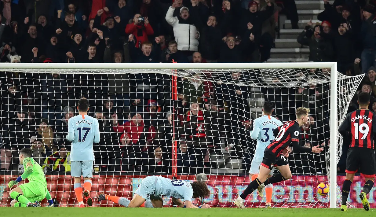 Reaksi kiper Chelsea, Kepa Arrizabalaga (kiri) saat gelandang Bournemouth David Brooks (dua kanan) mencetak gol pada lanjutan pekan ke-24 Premier League 2018-2019 di Bournemouth, Inggris, Rabu (30/1). Chelsea kalah 4-0. (Glyn KIRK/AFP)
