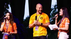 Legenda Belanda, Ron Vlaar ikut memeriahkan Festival Oranje Indonesia yang berlangsung di Lapangan Panahan Gelora Bung Karno, Senayan pada Jumat (25/11/2022). (Bola.com/Muhammad Aldiansyah)