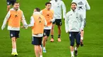 Bek Spanyol Sergio Ramos (kanan) tersenyum saat melakukan pemanasan selama sesi latihant tim di Stadion Wanda Metropolitano di Madrid (17/11/2019). Spanyol akan bertanding melawan Rumania pada Grup F Kualifikasi Piala Eropa 2020. (AFP Photo/Gabriel Bouys)