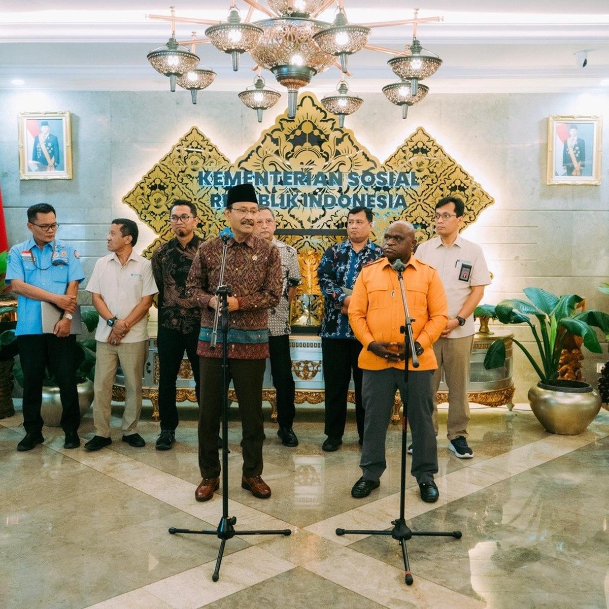 Menteri Hak Asasi Manusia (HAM) Natalius Pigai bertemu dengan Menteri Sosial Saifullah Yusuf (Gus Ipul) di Kantor Kemensos