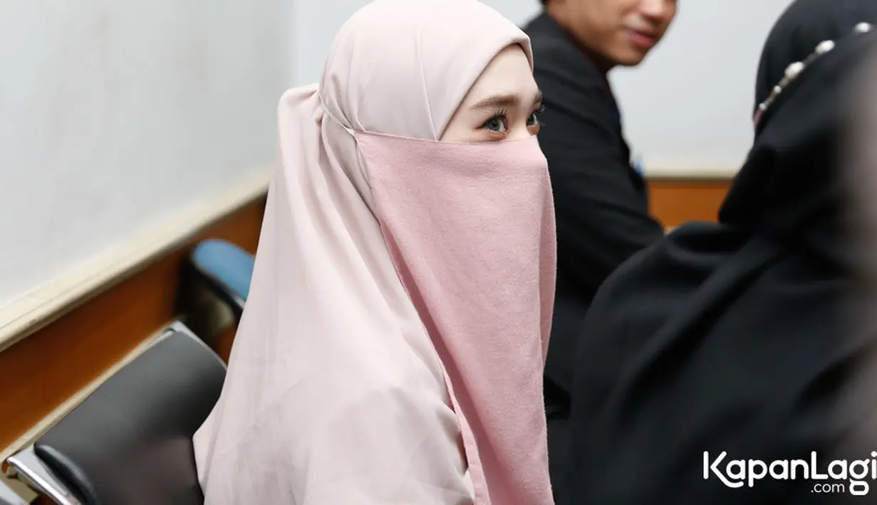 "Iya sidang perdana. Biasanya mediasi. Tapi nanti kami mau cabut gugatan. Kami mau ajukan gugatan baru agar hak perwalian anak semuanya jatuh ke klien kami," kata Sandy Arifin. [Foto: Bayu Herdianto/KapanLagi.com]