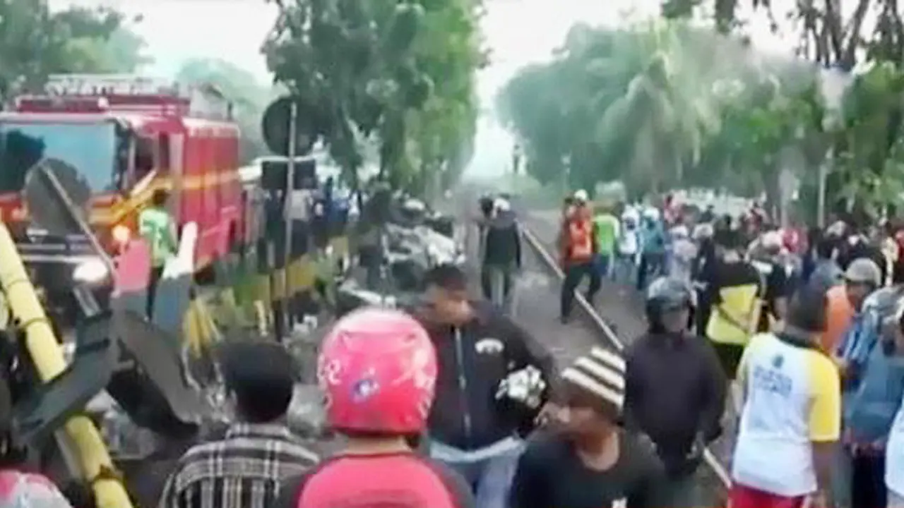 Kecelakaan Truk Vs Kereta Api hingga Liburan di Ancol dan Monas