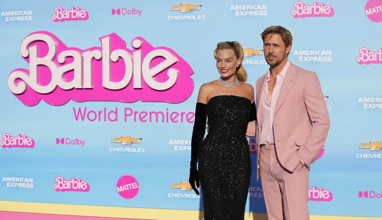 Margot Robbie berpose dengan lawan mainnya Ryan Gosling saat menghadiri pemutaran perdana film "Barbie" di The Shrine Auditorium di Los Angeles pada hari Minggu, 9 Juli 2023. (AP Photo/Chris Pizzello)