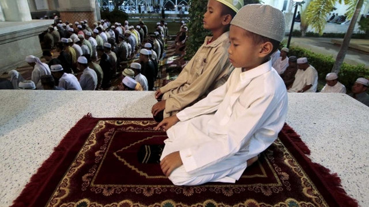 Kekhusyukan muslim Thailand salat tarawih di Masjid Pattani