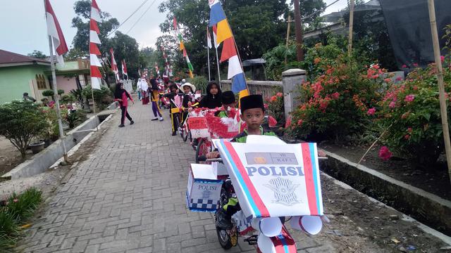 7 Potret Sepeda Hias Ramaikan Karnaval HUT RI Ini Kreatif, Ada Tank Hingga Pesawat