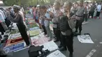 Anggota Brimob mengikuti salat Idul Fitri di depan Mapolresta Solo, Jawa Tengah, Rabu (6/7). Aksi bom bunuh diri di halaman Mapolresta Solo kemarin, tidak menyurutkan warga dan anggota untuk menunaikan ibadah salat Id di tempat tersebut. (Boy Harjanto)