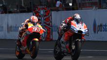 Pertarungan pembalap Ducati, Andrea Dovizioso dan pembalap Repsol Honda, Marc Marquez pada MotoGP Thailand 2018.