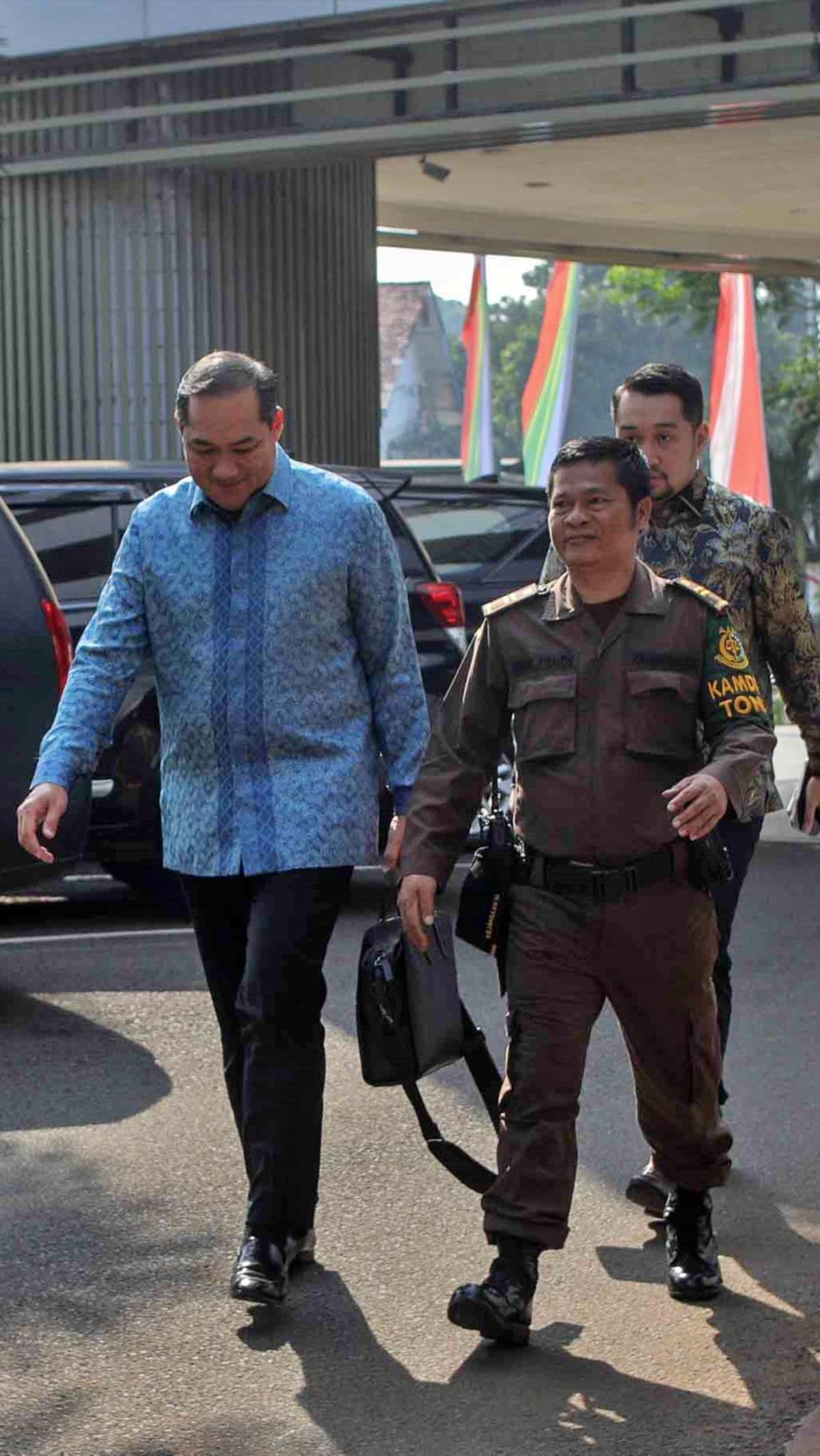 Saat tiba, M Lutfi tampak didampingi rekannya dan petugas Kejagung yang mengawal dirinya hingga masuk ke dalam gedung.