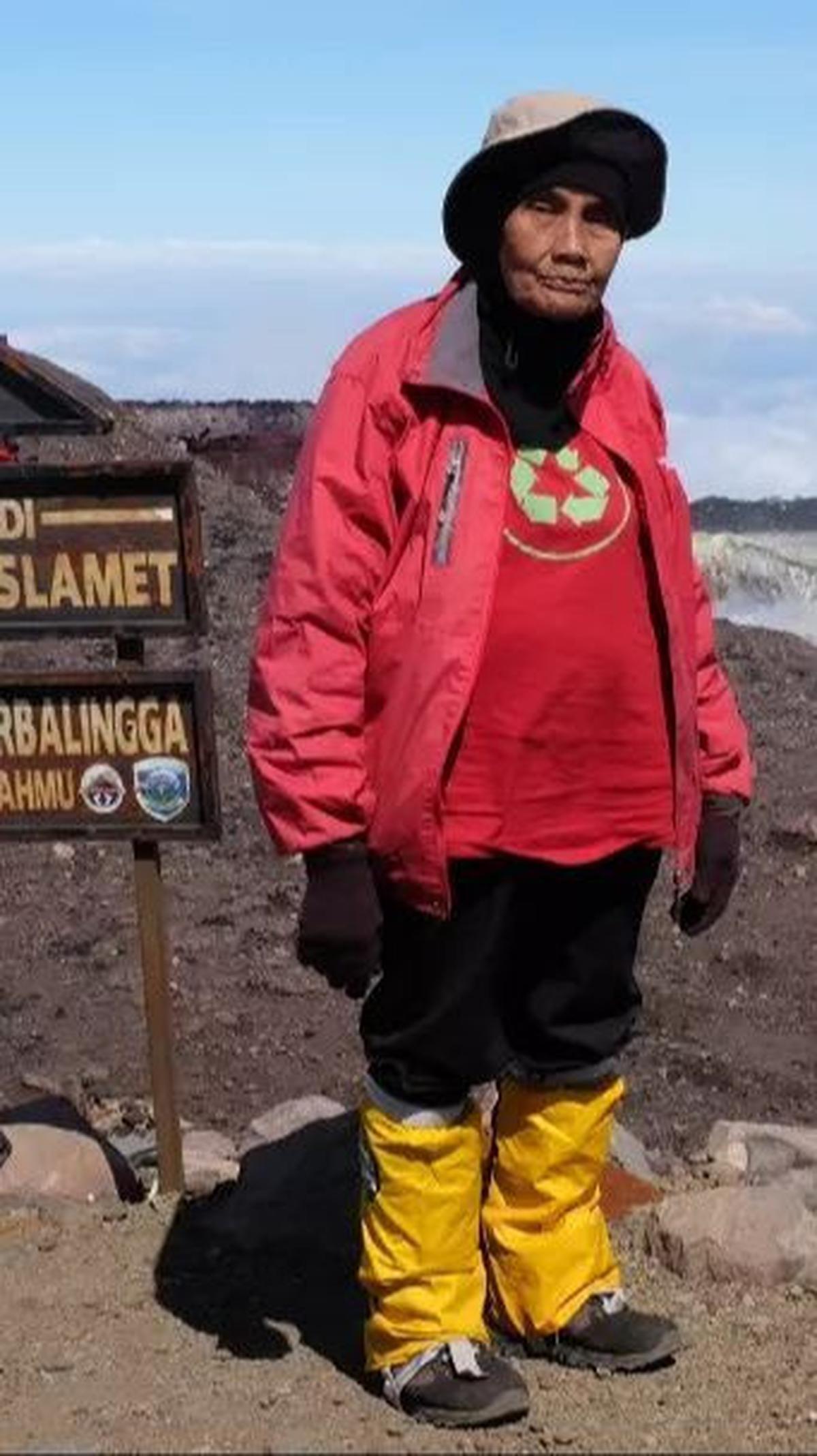 Diketahui, ia mulai hobi mendaki sejak tahun 2012 usai kehilangan anak kelimanya, dimana anak kelimanya ini hobi mendaki gunung.