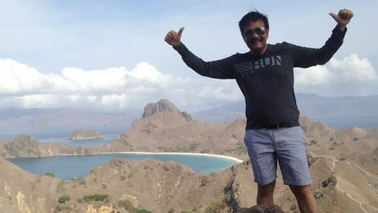 Gaya Djarot dan Keluarga Berlibur di Pulau Padar