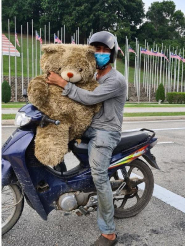 Pria ini pungut boneka beruang di tempat sampah dekat sebuah kantor. (Sumber: Facebook/ Azri Walter)