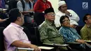 Anggota Dewan Pertimbangan Presiden, Sidarto Danusubroto (tengah) menghadiri forum pengajian bertema "Islam Cinta dari Murcia" di kampus UIN Jakarta, Selasa (5/12). Kegiatan ini upaya memperkuat semangat kebhinekaan lintas agama. (Liputan6.com/JohanTallo)