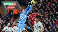 Kiper Nottingham Forest asal Belgia #26, Matz Sels (kiri atas), menghalau bola dari penyerang Liverpool asal Swedia #09, Alexander Isak (kanan atas), dalam pertandingan Premier League Inggris antara Liverpool dan Nottingham Forest di Anfield, Liverpool, Inggris barat laut, pada 22 November 2025.
(Darren Staples/AFP)