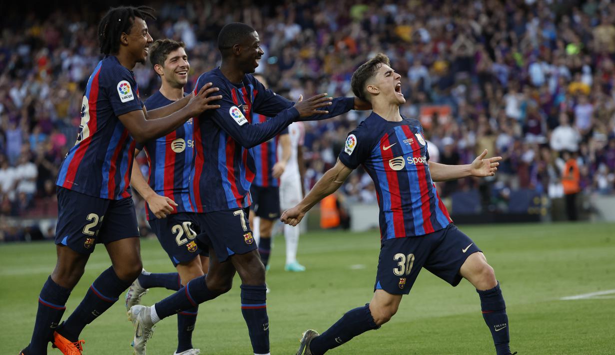 Gelandang Barcelona, Gavi (kanan) berselebrasi setelah mencetak gol ke gawang Mallorca pada pertandingan La Liga Spanyol di stadion Camp Nou di Barcelona, Spanyol, Minggu, 28 Mei 2023. (AP Photo/Joan Monfort)